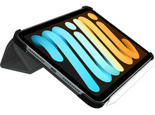 Charger l'image dans la galerie, iPad noir, logo coloré, stylet blanc, étui noir en support. Fond blanc.