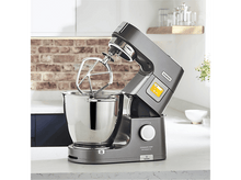 Charger l'image dans la galerie, Robot de cuisine Kenwood Titanium Chef Patissier XL gris avec un bol argenté et accessoires.