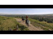 Charger l'image dans la galerie, Deux cavaliers à cheval sur un chemin de terre, collines et arbres en arrière-plan, ciel bleu.