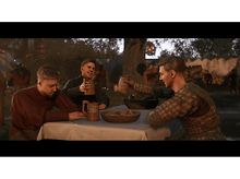 Charger l'image dans la galerie, Gros plan sur trois hommes à une table, buvant dans des chopes, dans un cadre médiéval.