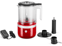 Charger l'image dans la galerie, Robot culinaire KitchenAid rouge avec accessoires sur surface blanche.