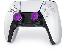 Charger l'image dans la galerie, Manette PlayStation 5 blanche avec poignées de pouce de joystick violettes. Le fond est blanc.