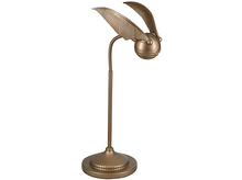 Charger l'image dans la galerie, Une lampe Snitch dorée avec des ailes déployées, sur une base dorée. Fond blanc.