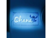 Charger l'image dans la galerie, Enseigne au néon avec le mot "Ohana" en blanc et un personnage de dessin animé Stitch. Fond bleu.