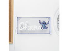Charger l'image dans la galerie, Une enseigne lumineuse avec le mot "Ohana" et une image de Stitch.