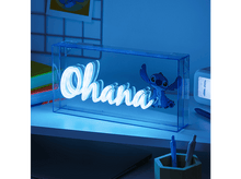 Charger l'image dans la galerie, Enseigne lumineuse au néon avec le mot 'Ohana' et figurine Stitch dans boîte bleue.