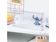 Charger l'image dans la galerie, Boîte transparente avec texte 'Ohana' blanc et image de Stitch sur bureau blanc.