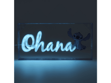 Charger l'image dans la galerie, Une enseigne lumineuse avec le mot 'Ohana' en écriture bleue et un personnage de dessin animé Stitch.
