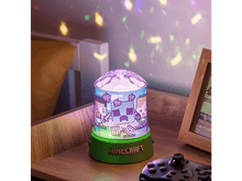 Charger l'image dans la galerie, Une lampe sur le thème de Minecraft avec une base verte, sur une table de chevet.