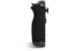 Charger l'image dans la galerie, Manette de jeu noire, vue latérale, avec une poignée, des boutons et un joystick, sur fond blanc.