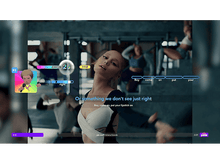 Charger l'image dans la galerie, Ariana Grande dans un clip vidéo. Paroles à l'écran. P1 chante avec un micro.