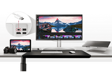 Charger l'image dans la galerie, Configuration de bureau avec moniteur, appareil photo, tablette, clavier et ordinateur portable sur un bureau blanc.