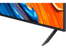 Charger l'image dans la galerie, Gros plan du pied d'un téléviseur. L'écran du téléviseur affiche de l'art abstrait coloré. Le cadre est noir.