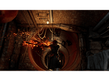 Charger l'image dans la galerie, Une personne maniant une arme enflammée dans un tunnel, des étincelles volant vers la caméra.