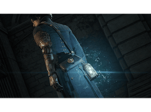 Charger l'image dans la galerie, Une personne en manteau bleu avec une sacoche et une lanterne lumineuse, debout dans un couloir en pierre.