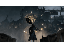 Charger l'image dans la galerie, Une personne tenant une arme devant un grand bâtiment la nuit. Bâtiment éclairé.