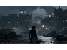 Charger l'image dans la galerie, Une scène nocturne sombre d'une rue de la ville avec des bâtiments et une personne regardant une enseigne.