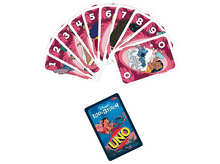 Charger l'image dans la galerie, Jeu de cartes Uno Lilo & Stitch. Un éventail de cartes et la boîte sont montrés. Les cartes présentent des personnages et des chiffres.