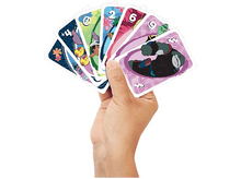 Charger l'image dans la galerie, Main tenant un éventail de cartes UNO avec des motifs colorés sur le thème de Stitch, sur fond blanc.