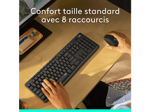 Charger l'image dans la galerie, Configuration de bureau avec clavier, souris et petit plateau.