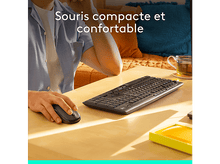 Charger l'image dans la galerie, Un homme utilise une souris et un clavier sur une table en bois.