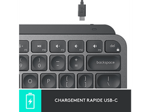 Charger l'image dans la galerie, Clavier avec touches et câble de chargement. La touche retour est étiquetée. Chargement USB-C.