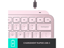 Charger l'image dans la galerie, Gros plan sur un clavier rose avec un port USB-C. Le clavier a des touches et une icône de chargement.