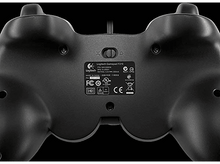 Charger l'image dans la galerie, Le dos d'une manette Logitech noire. Montre le logo Logitech et les informations du modèle.