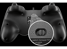 Charger l'image dans la galerie, L'arrière d'une manette Logitech noire avec l'interrupteur X/D mis en évidence.