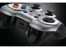 Charger l'image dans la galerie, Manette Logitech argentée et noire avec des boutons colorés et un fond noir.