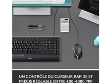 Charger l'image dans la galerie, Clavier, souris, calculatrice et stylos sur un bureau gris. Texte : CONTRÔLE RAPIDE ET PRÉCIS DU CURSEUR.