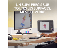 Charger l'image dans la galerie, Publicité : Une personne utilise une souris, un moniteur et un ordinateur portable avec un logiciel sur un bureau.
