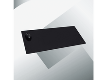 Charger l'image dans la galerie, Souris noire sur un tapis de souris noir avec le logo Logitech.