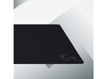 Charger l'image dans la galerie, Tapis de souris noir avec le logo Logitech dans le coin inférieur droit.
