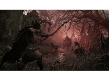 Charger l'image dans la galerie, Un archer médiéval visant dans une forêt sombre, avec des figures en arrière-plan et un soleil couchant.