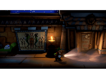 Charger l'image dans la galerie, Scène de nuit d'un jeu vidéo. Un personnage avec une lampe de poche devant un bâtiment.