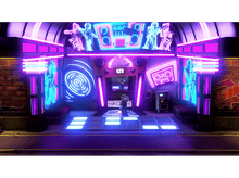 Charger l'image dans la galerie, Scène éclairée au néon avec Luigi. Lumières violettes et bleues, mur de briques et piste de danse.