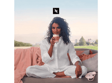 Charger l'image dans la galerie, Femme avec café, assise sur un canapé avec vue.