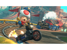 Charger l'image dans la galerie, Toad conduisant une moto dans un jeu Mario Kart. Un train à vapeur en arrière-plan, et la piste est des montagnes russes.