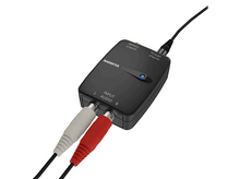 Charger l'image dans la galerie, Un convertisseur audio noir avec des câbles RCA blancs et rouges, isolé sur fond blanc.