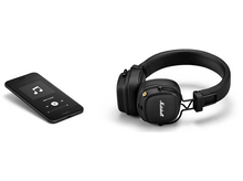 Charger l'image dans la galerie, Casque audio noir et smartphone sur fond blanc. Le téléphone affiche une application de musique. Le casque porte le logo Marshall.