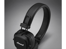 Charger l'image dans la galerie, Casque Marshall noir, incliné, montrant les écouteurs et le bandeau.