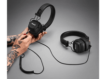 Charger l'image dans la galerie, Casque noir avec logo Marshall, branché à une main tatouée.