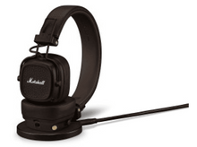 Charger l'image dans la galerie, Casque Marshall marron sur une base de chargement noire avec un câble noir.