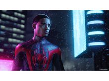 Charger l'image dans la galerie, Miles Morales, en tant que Spider-Man, regarde sur le côté dans un costume de super-héros.
