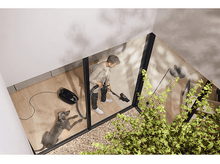 Charger l'image dans la galerie, Un ordinateur portable est connecté à un hub avec une charge à 100 % et un temps de charge de 1,5 heure.