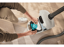 Charger l'image dans la galerie, L'intérieur d'un lave-vaisselle. Le bras de pulvérisation et le filtre sont visibles.