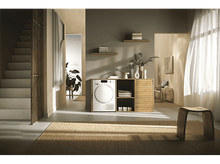 Charger l'image dans la galerie, Une entrée bien éclairée avec des escaliers, une armoire avec un sèche-linge et un tapis.