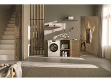 Charger l'image dans la galerie, Buanderie avec lave-linge, étagères et un tapis.