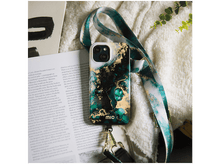 Charger l'image dans la galerie, Coque de téléphone avec un design vert et or, avec un téléphone et une sangle sur un bureau avec du texte et un livre.